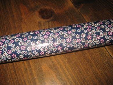 Uåpna rull julepapir fra 80 tallet 2 5 meter småblomstra på blå bakgrunn dette er rull nr 15