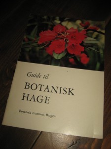 Guide til BOTANISK HAGE. Botanisk  museum, Bergen 1976. 