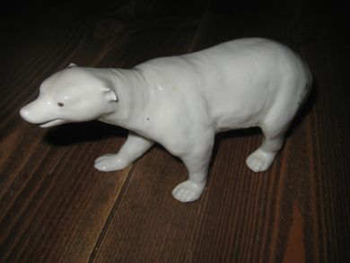Isbjørn i porselen, ca 17 cm lang.