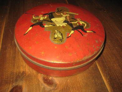 Boks fra Chr Bjelland ca 22 cm i diameter ca 5 cm høg 40-50 tallet