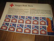 Pakke med julemerker julelapper og julekort fra Norges Røde Kors noe borte 1992