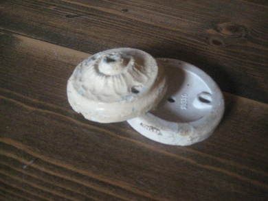 Takrosett i porselen ca 9 cm i diameter dette er nr 2