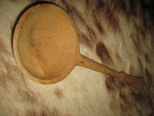 Pen og gammel treøse med dekorativt utfom handtak, ca30 cm lang. 40-50 tallet. 