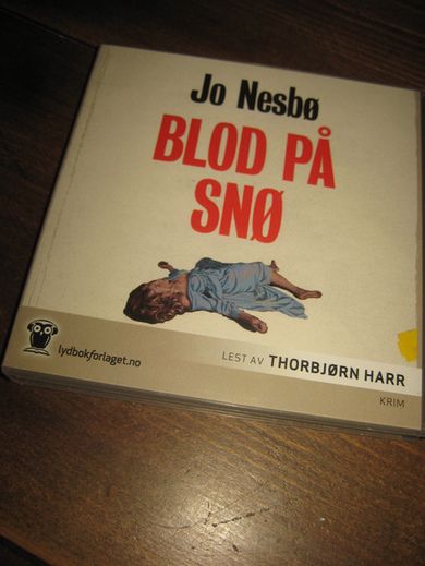 NESBØ, JO: BLOD PÅ SNE. Krim lest av Thorbjørn Harr, 3 timer og 31 min. 
