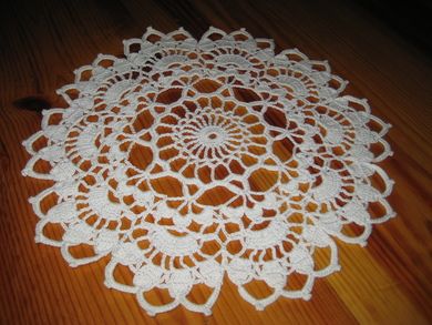 Liten og pen rund duk hekla Ca 27 cm i diameter