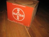 Boks uten innhold BAYER ca 16*16 cm stor 12 cm høg 50-60 tallet
