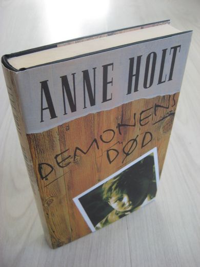 HOLT, ANNE. DEMONENS DØD. 1995.