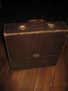 Eldre oppbevaringsboks for LP plater,  i  hud, 30-40 tallet. 