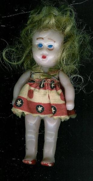 Liten dukke i hardplast tidleg 1900 ca 8 cm høg