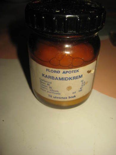 Flaske med noe innhold, KARBAMID KREM, fra Florø Apotek, 1981.