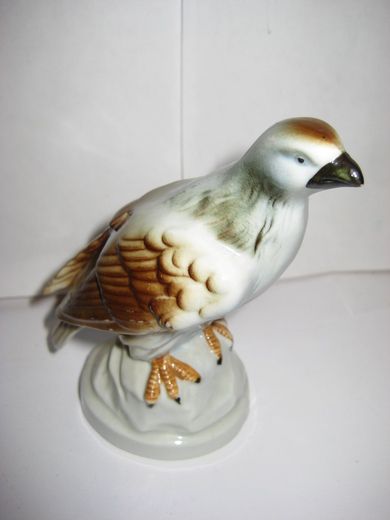 Porselensfigur fra 50 tallet ørn merka under