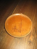 Gammelt dekorert dreia trefat ca 10 cm i diameter Arendal kirke