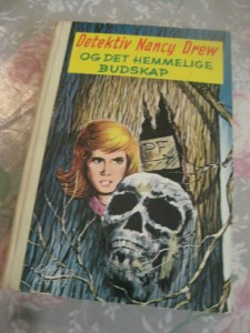 Keene: Detektiv Nancy Drew og det hemmelige budskap.  Bok nr 53, 1972.