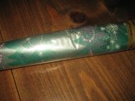 Uåpna rull julepapir fra 80 tallet 2 5 meter juletre og stjerner på grønn bakgrunn dette er rull nr 16