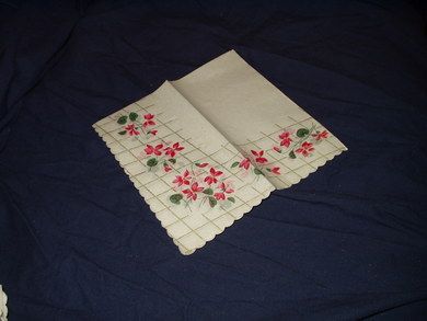 Serviett med blomstermotiv fra eldre samling