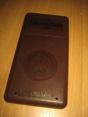 Bakelitteske GRENADIERS NCIW ANTONIO CLEOPATRA, SIX SIGARS. Ca 8*16*1cm stor. 