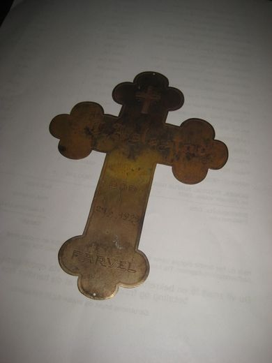 Kors i messing ca 15 cm høgt datert 1923