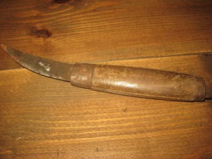 Gammel skomakerkniv, ca 20 cm lang, med bua blad, 30-40 tallet. Fra skomakeri på Utvik. 
