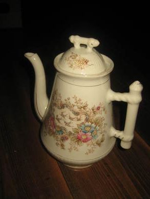 Meget pen stolpekanne merka under med gullskrift: 8071/R?