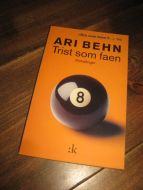 BEHN, ARI. TRIST SOM FAEN. 2002.