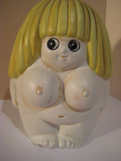 Gubbefrue med gult hår, keramikk