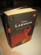 larsson stig: Jenta som lekte med ilden 2008