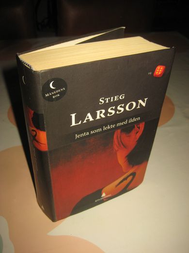 larsson, stig: Jenta som lekte med ilden. 2008.