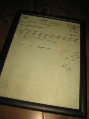 Faktura fra M Glott Tobaksfabrikk til Vestmo Samvirkelag Våler i Solum 1947 Montert i glass og ramme