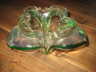 Pen skål i tjukkt glass, farga glass i endene, meget pen, 60 tallet. 