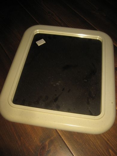 Ubrkt speil fra 60 tallet ramme av kvit plast Ca 35*40 cm stort
