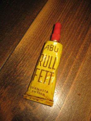 Tube med innhold ABU RULL FETT 50-60 tallet