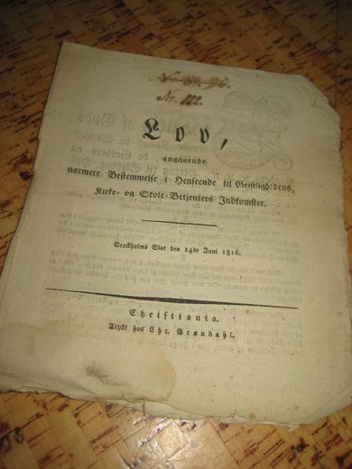 Lov angaaende nermere Bestemmelse i Henseende til Kirke og Skolebetjenters Indkomster. 1816.