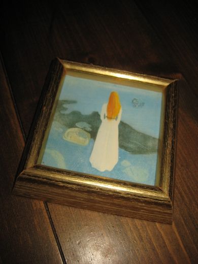MUNCH: Ung kvinne ved stranden Bilde i ramme ca 14*14 cm stort