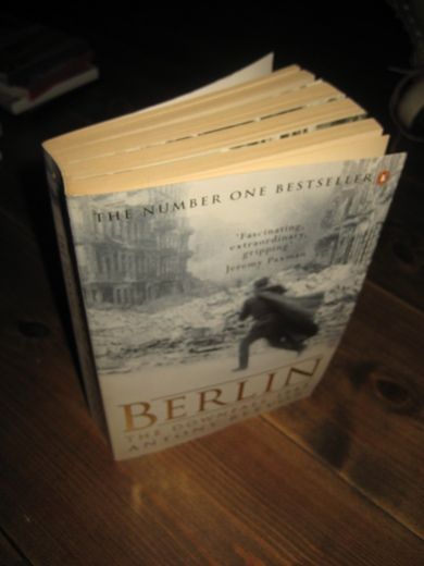 BEEVOR, ANTHONY: BERLIN. THE DOWNFALL 1945. 2002. 