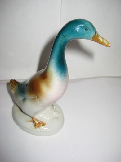 Porselensfigur fra 50 tallet gås merka under 