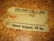 Merkelapp fra PETER LARSEN & CO, OSLO. Spisset byggmel, 50 kg.