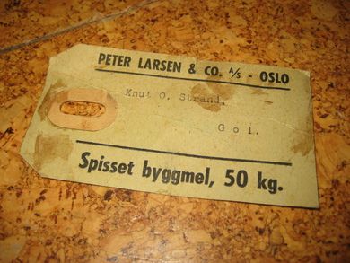 Merkelapp fra PETER LARSEN & CO, OSLO. Spisset byggmel, 50 kg.