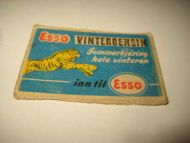 Forsida på eldre fyrstikkeske ESSO VINTERBENSIN 60 tallet