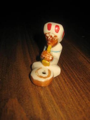 Liten fløytespiller i porselen gammel ca 3 cm høg