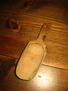 Gammel drops skei i tre, ca  13 cm lang. Tidleg 1900.