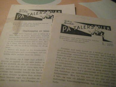 PÅ TALERSTOLEN I-II Taleteknikk- Oppbygging av en tale 1956