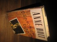 HOLT, ANNE: DEMONENS DØD. 1995.