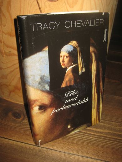 CHEVALIER: Pike med perleøredobb. 2005.