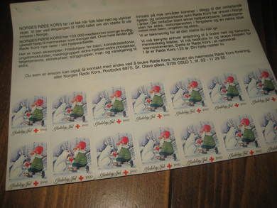 Pakke med julemerker julelapper og julekort fra Norges Røde Kors noe borte 1990