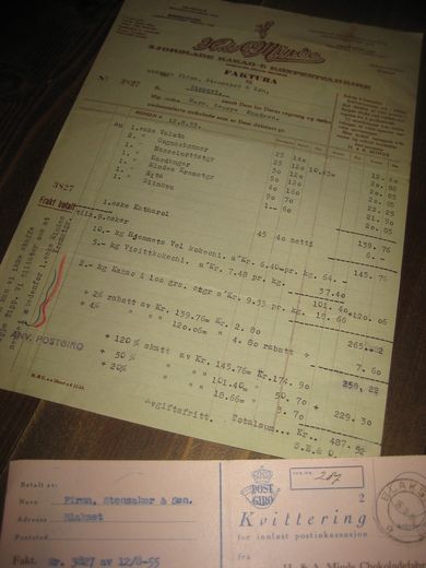 Minde SJOKOLADE - KAKAO & KONFEKTFABRIKK 12 8 1955 med kr 229 30 i stempelmerker (påklistra på baksida)