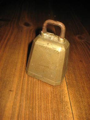 Pen messingbjelle ca 9 cm høg god lyd 60 tallet