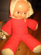 Stor dokke fra 50 tallet ca 60 cm lang 38 cm brei ved armene Liten rift i saum som kan sys Denne finn du nok ikkje s ofte lenger en godbit for den rette spør du meg