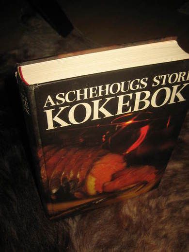 ASCHEHOUGS STORE KOKEBOK. 1994. 634 sider, pen bok i storformat. 