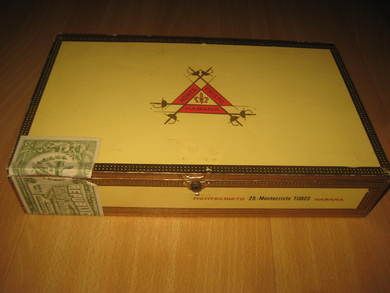 Finereske 25 MONTE CRISTO TUBOS HABANA . CUBA. Meget pen. Ca 28*18*5 cm stor. 