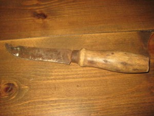 Gammel kniv med trehandtak, ca 23 cm lang, 30-40 tallet. Fra skomakeri på Utvik. 